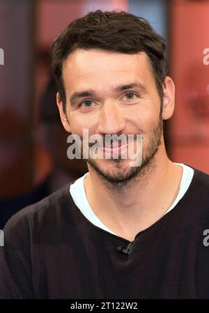 Felix Neureuther im Bild: Felix Neureuther Weiße Berge, blauer Himmel, Puderschnee und Apres-Ski: Alle Jahre wieder freuen sich Wintersportler auf die Skisaison. Aber darf man heutzutage eigentlich noch guten Gewissens Ski laufen dieser Frage ist Felix Neureuther auf den Grund gehen. Der ehemalige Profisportler und Wintersportexperte im Ersten hat sich intensiv mit den Auswirkungen des Skifahrens auf den Klimawandel beschäftigt. Felix Neureuther selbst steht bereits mit zwei Jahren das erste Mal auf Skiern und gewinnt sein erstes Rennen nur ein Jahr später. Ein beachtlicher Erfolg, der sich Stockfoto