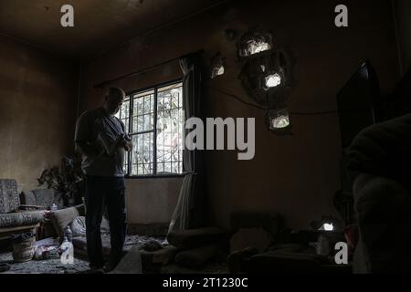 Dhaira, Libanon. Oktober 2023. Abdullah Gharib, Bürgermeister des südlibanesischen Grenzdorfes zu Israel Dhaira, steht in seinem zerstörten Haus, das durch israelische Bombardierungen verursacht wurde. Zwei palästinensische Militante wurden getötet, als sie einen israelischen Posten angriffen, und Israel reagierte mit einem Schlag auf das Dorf und tötete drei pro-iranische Hisbollah-Kämpfer. Marwan Naamani/dpa/Alamy Live News Stockfoto