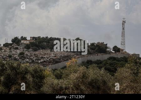 Dhaira, Libanon. Oktober 2023. Der israelische Posten, der von palästinensischen Militanten angegriffen wurde, ist vom südlibanesischen Dorf Dhaira aus zu sehen. Israel reagierte mit einem Schlag auf das Dorf und tötete drei pro-iranische Hisbollah-Kämpfer. Marwan Naamani/dpa/Alamy Live News Stockfoto