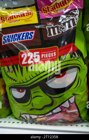 Taschen mit Snacks und Keksen, füllen die Regale während der Halloween-Verkäufe., 2023, USA. Stockfoto