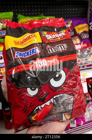 Taschen mit Snacks und Keksen, füllen die Regale während der Halloween-Verkäufe., 2023, USA. Stockfoto