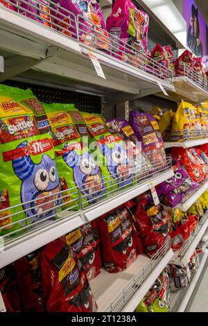 Taschen mit Snacks und Keksen, füllen die Regale während der Halloween-Verkäufe., 2023, USA. Stockfoto