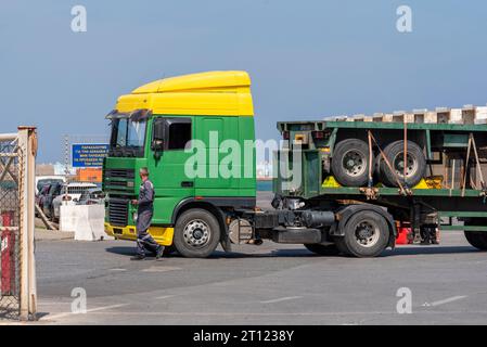 Heraklion, Kreta, Griechenland. 26. September 2023. LKW, der zwei Anhänger auf eine Rroro-Fähre im Hafen von Heraklion, Griechenland, verlädt. Stockfoto