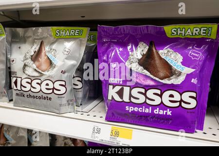 Taschen mit Snacks und Keksen, füllen die Regale während der Halloween-Verkäufe., 2023, USA. Stockfoto