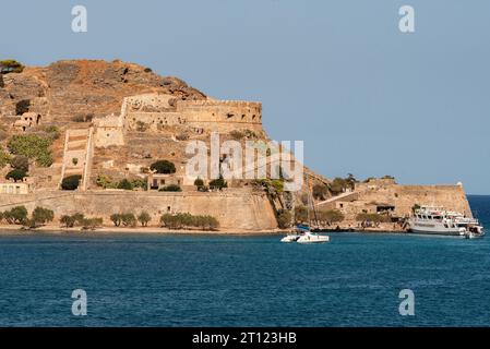 Spinalonga Island, Kreta, Griechenland. 26. September 2023. Touristenfähre am Anlegeplatz für Touristen, die Spinalonga Island besuchen, eine ehemalige Leper-Kolonie. Stockfoto