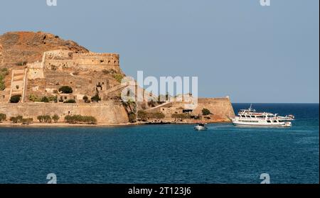 Spinalonga Island, Kreta, Griechenland. 26. September 2023. Touristenfähre am Anlegeplatz für Touristen, die Spinalonga Island besuchen, eine ehemalige Leper-Kolonie. Stockfoto