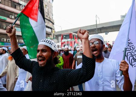 Dhaka, Bangladesch. Oktober 2023. Anhänger von Islami Andolon Bangladesch versammeln sich in einer Demonstrationsprozession gegen die israelische Aggression in Palästina und greifen nach dem Überraschungsangriff der Hamas am 10. Oktober 2023 in Dhaka, Bangladesch, auf Muslime an. (Kreditbild: © Suvra Kanti das/ZUMA Press Wire) NUR REDAKTIONELLE VERWENDUNG! Nicht für kommerzielle ZWECKE! Stockfoto