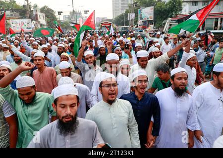 Dhaka, Bangladesch. Oktober 2023. Anhänger von Islami Andolon Bangladesch versammeln sich in einer Demonstrationsprozession gegen die israelische Aggression in Palästina und greifen nach dem Überraschungsangriff der Hamas am 10. Oktober 2023 in Dhaka, Bangladesch, auf Muslime an. (Kreditbild: © Suvra Kanti das/ZUMA Press Wire) NUR REDAKTIONELLE VERWENDUNG! Nicht für kommerzielle ZWECKE! Stockfoto