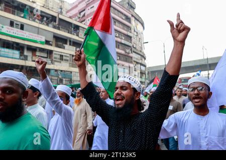 Dhaka, Bangladesch. Oktober 2023. Anhänger von Islami Andolon Bangladesch versammeln sich in einer Demonstrationsprozession gegen die israelische Aggression in Palästina und greifen nach dem Überraschungsangriff der Hamas am 10. Oktober 2023 in Dhaka, Bangladesch, auf Muslime an. (Kreditbild: © Suvra Kanti das/ZUMA Press Wire) NUR REDAKTIONELLE VERWENDUNG! Nicht für kommerzielle ZWECKE! Stockfoto