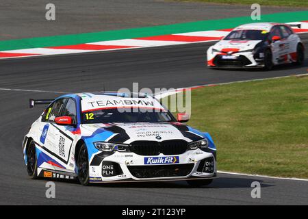 Stephen Jelly - Team BMW - fuhr BMW 330e M Sport Nummer 12 im BTCC 2023 in Brands Hatch im Oktober 2023 Stockfoto