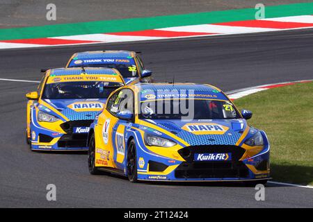 Gruppenschuss von drei Napa Racing UK-Autos unter der Führung von Dan Cammish beim BTCC 2023 in Brands Hatch im Oktober 2023 Stockfoto