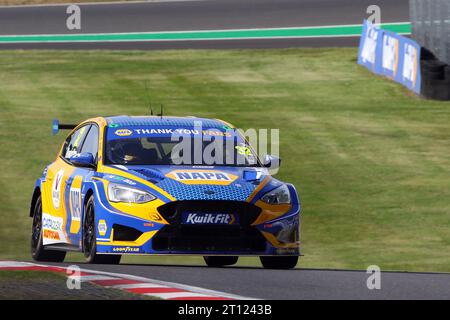 Daniel Rowbottom – Napa Racing UK – fuhr Ford Focus ST Nummer 32 im BTCC 2023 in Brands Hatch im Oktober 2023 Stockfoto