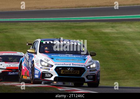 Tom Ingram – Bristol Street Motors mit ExcelR8 – beendet den zweiten Platz beim Hyundai i30N 2023 BTCC in Brands Hatch im Oktober 2023 Stockfoto