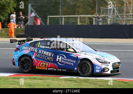 Tom Ingram – Bristol Street Motors mit ExcelR8 – beendet den zweiten Platz beim Hyundai i30N 2023 BTCC in Brands Hatch im Oktober 2023 Stockfoto