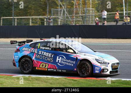 Tom Ingram – Bristol Street Motors mit ExcelR8 – beendet den zweiten Platz beim Hyundai i30N 2023 BTCC in Brands Hatch im Oktober 2023 Stockfoto