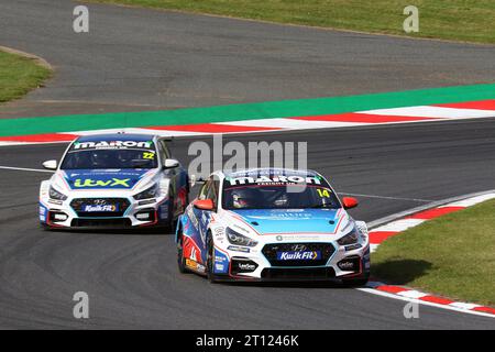 Ronan Pearson – Bristol Street Motors mit ExcelR8 – fuhr Hyundai i30N Nummer 14 im BTCC 2023 in Brands Hatch im Oktober 2023 Stockfoto