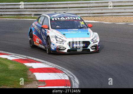 Ronan Pearson – Bristol Street Motors mit ExcelR8 – fuhr Hyundai i30N Nummer 14 im BTCC 2023 in Brands Hatch im Oktober 2023 Stockfoto