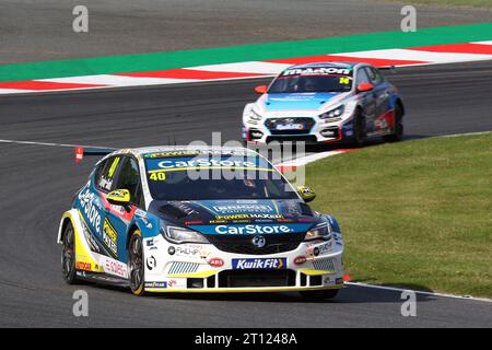 Aron Taylor-Smith – Carstore Power Maxed Racing – fuhr Vauxhall Astra Nummer 40 im BTCC 2023 in Brands Hatch im Oktober 2023 Stockfoto