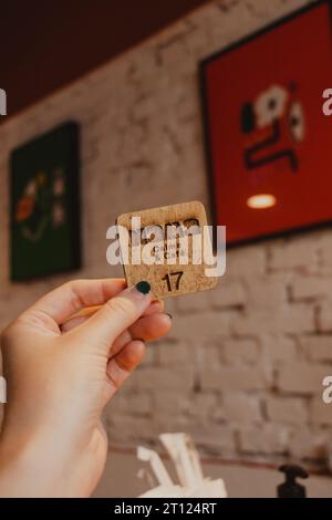 Holzquadrat mit Passwort für das Café Stockfoto