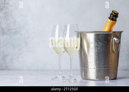 Zwei Sektgläser und eine Flasche im Eiskübel mit Kopierraum Stockfoto