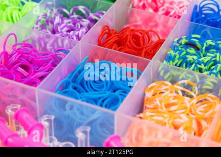 Ein Set aus mehrfarbigen Gummibändern zum Weben von Armbändern für Kinder. Stockfoto