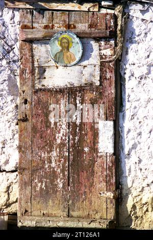 Arges County, Rumänien, 1999. Alte Tür im rupestrischen Kloster Cetatuia Negru-Voda. Stockfoto