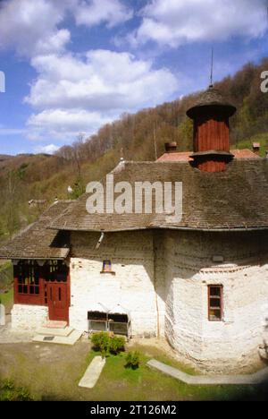 Arges County, Rumänien, 1999. Außenansicht des Robaia Monastery, ein historisches Denkmal aus dem 14. Jahrhundert. Stockfoto