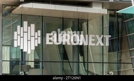 Schild und Logo am Eingang zum Euronext-Gebäude im Pariser Geschäftsviertel La Defense. Euronext ist die wichtigste Börse in der Eurozone Stockfoto