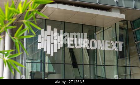 Schild und Logo am Eingang zum Euronext-Gebäude im Pariser Geschäftsviertel La Defense. Euronext ist die wichtigste Börse in der Eurozone Stockfoto