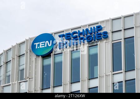 Schild und Logo an der Fassade des Hauptsitzes von Technip Energies, einem Unternehmen französischer Herkunft, das in der Energiewirtschaft tätig ist Stockfoto