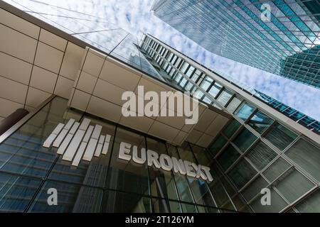 Schild und Logo am Eingang zum Euronext-Gebäude im Pariser Geschäftsviertel La Defense. Euronext ist die wichtigste Börse in der Eurozone Stockfoto