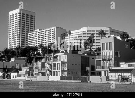 Jogger auf dem Radweg mit Häusern am Meer und Downtown Santa Monica im Hintergrund, Los Angeles, Kalifornien, USA Stockfoto