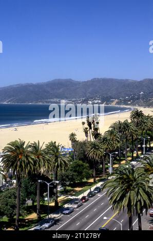 Blick auf Santa Monica Bay und weiße Sandstrände mit Blick nach Norden in Richtung Malibu von einem Hotelfenster in der Innenstadt von Santa Monica, Kalifornien, USA Stockfoto