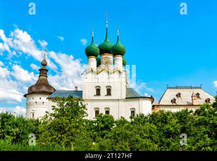 Kirche St. Gregor der Theologe und der Grigoriewskaja-Wachturm des Kremls in Rostow dem Großen Stockfoto