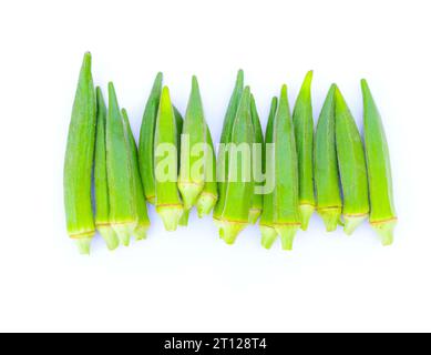 Nahaufnahme von frischem Okra, isoliert auf weißem Hintergrund. Frisches grünes Okragemüse isoliert auf weißem Hintergrund. Okras auf weißem Hintergrund. Okra oder Ladyf Stockfoto