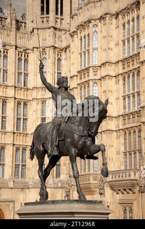 Statue von Richard Löwenherz (Richard I.) vor dem Houses of Parliament, Westminster, London, Großbritannien Stockfoto