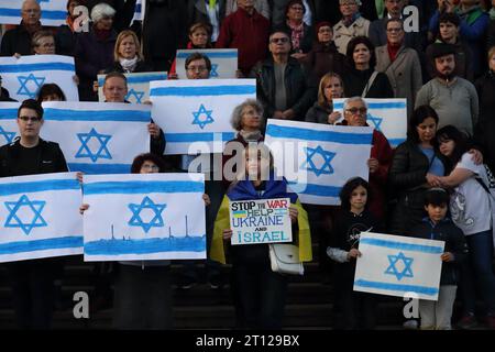 Menschen stehen mit Israelfahnen auf den Stufen der Nikolaikirche während einer Solidaritätskundgebung für Israel, Alter Markt, Potsdam, 10. Oktober 2023. Solidaritätskundgebung für Israel in Potsdam *** Menschen stehen mit israelischen Fahnen auf den Stufen der Nikolaikirche während einer Solidaritätskundgebung für Israel, Alter Markt, Potsdam, 10. Oktober 2023 Solidaritätskundgebung für Israel in Potsdam. Quelle: Imago/Alamy Live News Stockfoto