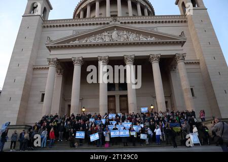 Menschen stehen mit Israelfahnen auf den Stufen der Nikolaikirche während einer Solidaritätskundgebung für Israel, Alter Markt, Potsdam, 10. Oktober 2023. Solidaritätskundgebung für Israel in Potsdam *** Menschen stehen mit israelischen Fahnen auf den Stufen der Nikolaikirche während einer Solidaritätskundgebung für Israel, Alter Markt, Potsdam, 10. Oktober 2023 Solidaritätskundgebung für Israel in Potsdam. Quelle: Imago/Alamy Live News Stockfoto