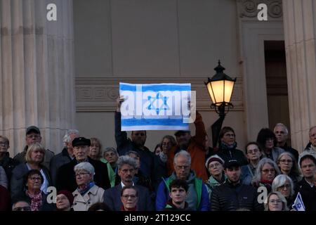 Menschen stehen mit Israelfahnen auf den Stufen der Nikolaikirche während einer Solidaritätskundgebung für Israel, Alter Markt, Potsdam, 10. Oktober 2023. Solidaritätskundgebung für Israel in Potsdam *** Menschen stehen mit israelischen Fahnen auf den Stufen der Nikolaikirche während einer Solidaritätskundgebung für Israel, Alter Markt, Potsdam, 10. Oktober 2023 Solidaritätskundgebung für Israel in Potsdam. Quelle: Imago/Alamy Live News Stockfoto