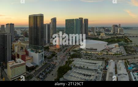 Abendliche urbane Landschaft des Downtown District von Miami Brickell in Florida, USA. Skyline mit hohen Wolkenkratzern in moderner amerikanischer Megapolis Stockfoto