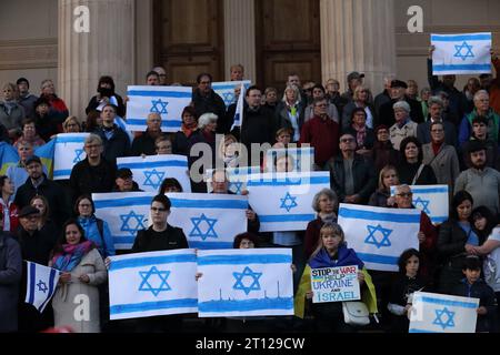 Menschen stehen mit Israelfahnen auf den Stufen der Nikolaikirche während einer Solidaritätskundgebung für Israel, Alter Markt, Potsdam, 10. Oktober 2023. Solidaritätskundgebung für Israel in Potsdam *** Menschen stehen mit israelischen Fahnen auf den Stufen der Nikolaikirche während einer Solidaritätskundgebung für Israel, Alter Markt, Potsdam, 10. Oktober 2023 Solidaritätskundgebung für Israel in Potsdam. Quelle: Imago/Alamy Live News Stockfoto
