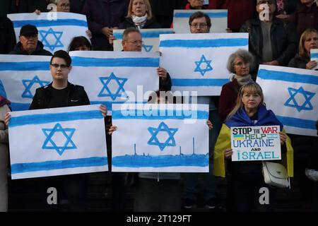 Menschen stehen mit Israelfahnen auf den Stufen der Nikolaikirche während einer Solidaritätskundgebung für Israel, Alter Markt, Potsdam, 10. Oktober 2023. Solidaritätskundgebung für Israel in Potsdam *** Menschen stehen mit israelischen Fahnen auf den Stufen der Nikolaikirche während einer Solidaritätskundgebung für Israel, Alter Markt, Potsdam, 10. Oktober 2023 Solidaritätskundgebung für Israel in Potsdam. Quelle: Imago/Alamy Live News Stockfoto
