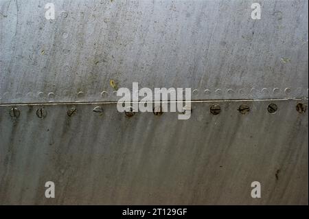 Fragment eines alten Flugzeugrumpfes. Fugenfuge aus Metallplatte des Rumpfes. Stockfoto