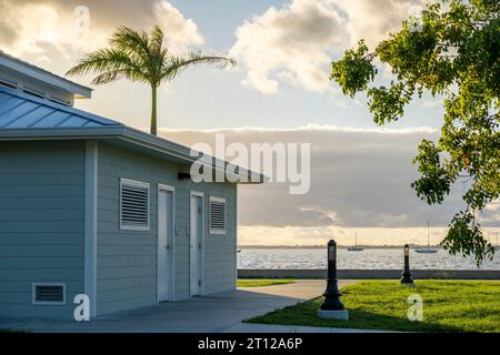 Öffentliche Toiletten am Harborwalk im Gilchrist Park in Punta Gorda, Florida Stockfoto