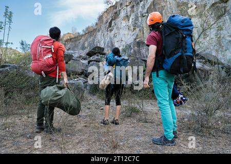 Gruppe von jungen Leuten, die Spaß bei der Vorbereitung der Ausrüstung für das Klettern haben. Konzept von Freundschaft, Extremsport und Teamarbeit. Stockfoto