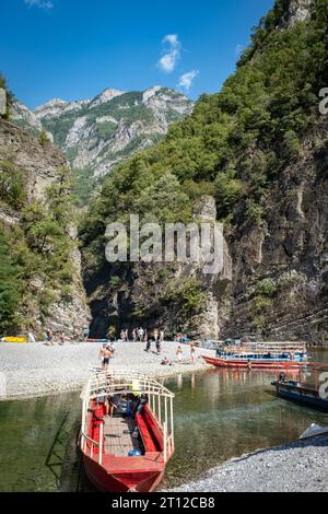 Tourboote, die am Fluss Shala am See Komani im Norden Albaniens ankern Stockfoto