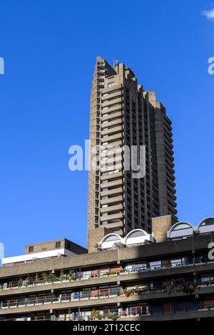 Das Thomas More House Apartmentgebäude mit dem Lauderdale Tower im Hintergrund befindet sich auf dem Barbican Estate. Das Anwesen wurde entworfen Stockfoto