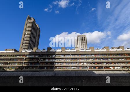 Blick auf das Barbican Estate mit dem Terrassen-Apartmentblock des Thomas More House im Vordergrund und den 42-stöckigen Turmblöcken des Lauderdale Tower Stockfoto