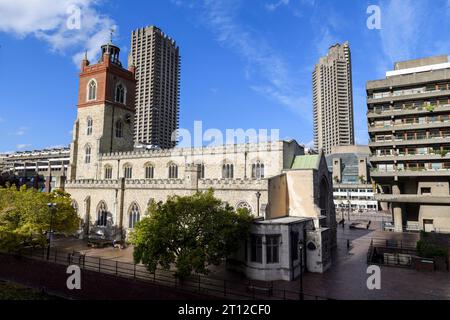 Die historische Kirche St. Giles-without-Cripplegate, die im Zentrum des Barbican Estate steht. Das Barbican Estate, ein prominentes Beispiel von Britis Stockfoto