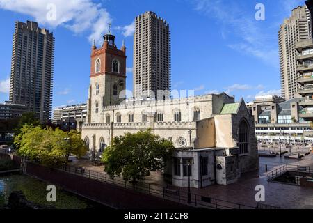 Die historische Kirche St. Giles-without-Cripplegate, die im Zentrum des Barbican Estate steht. Das Barbican Estate, ein prominentes Beispiel von Britis Stockfoto